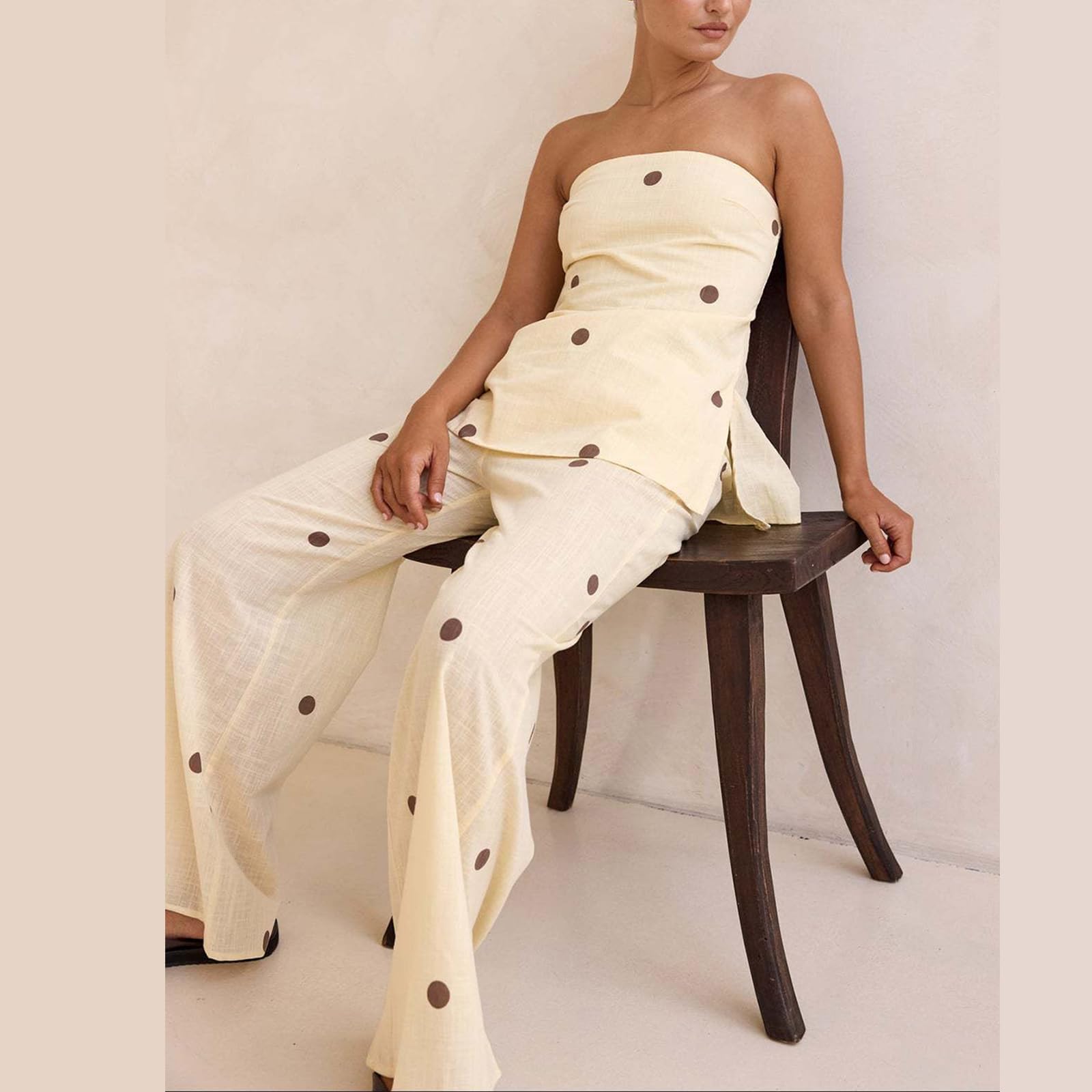Ensemble deux pièces à pois pour femme : haut bustier sans bretelles et pantalon large taille haute. Collection été 2026.