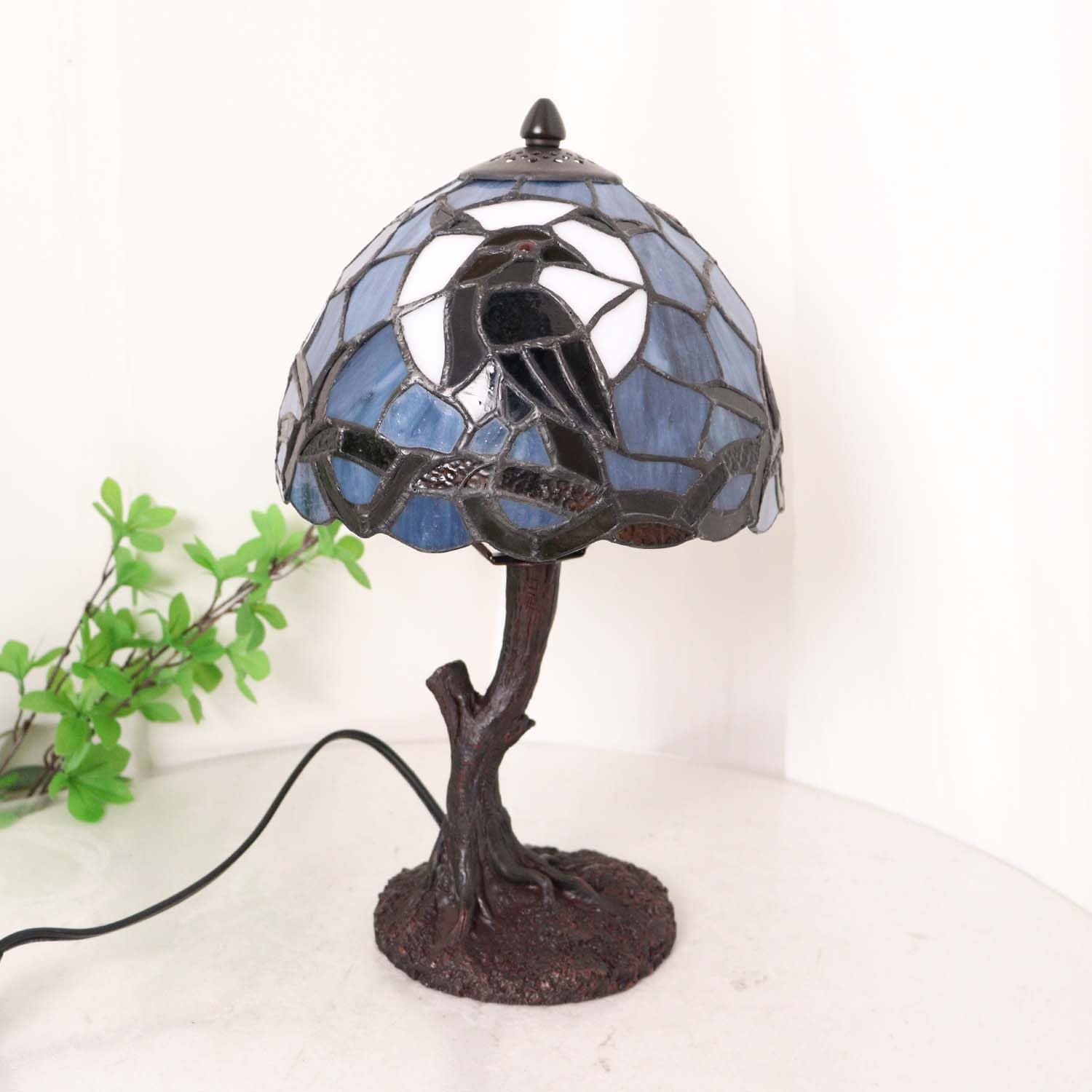 Bieye L32010 Corvo seduto su un ramo nudo durante la notte di luna piena, lampada da tavolo in vetro colorato in stile Tiffany per l'arredamento di interni (blu scuro, 8 L x 14 H piccolo)