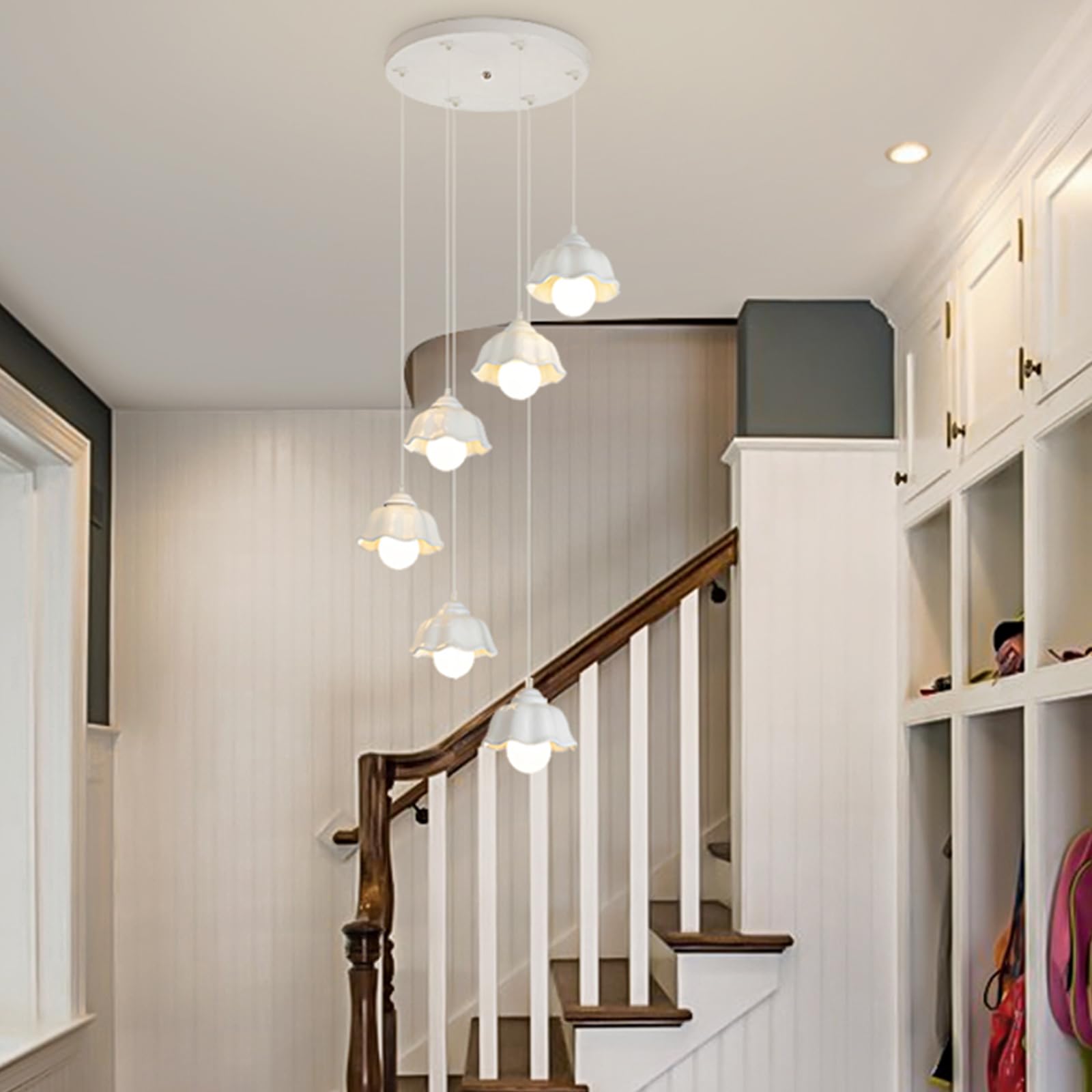 Lustre d'escalier moderne pour sublimer l'entrée principale de votre villa