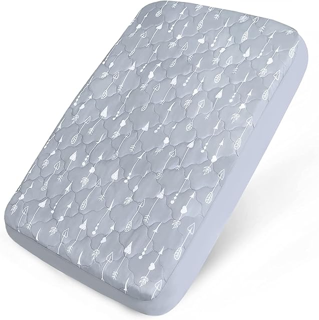 Travel Cot Sheets Fitted Quilted, Ultra Soft Waterproof Mattress Protector, Compatible with Red Kite & Graco & Bugaboo Travel Cot and Fits for 95x65cm Travel Cot Mattress, Ultra Soft, Cute Arrow Print