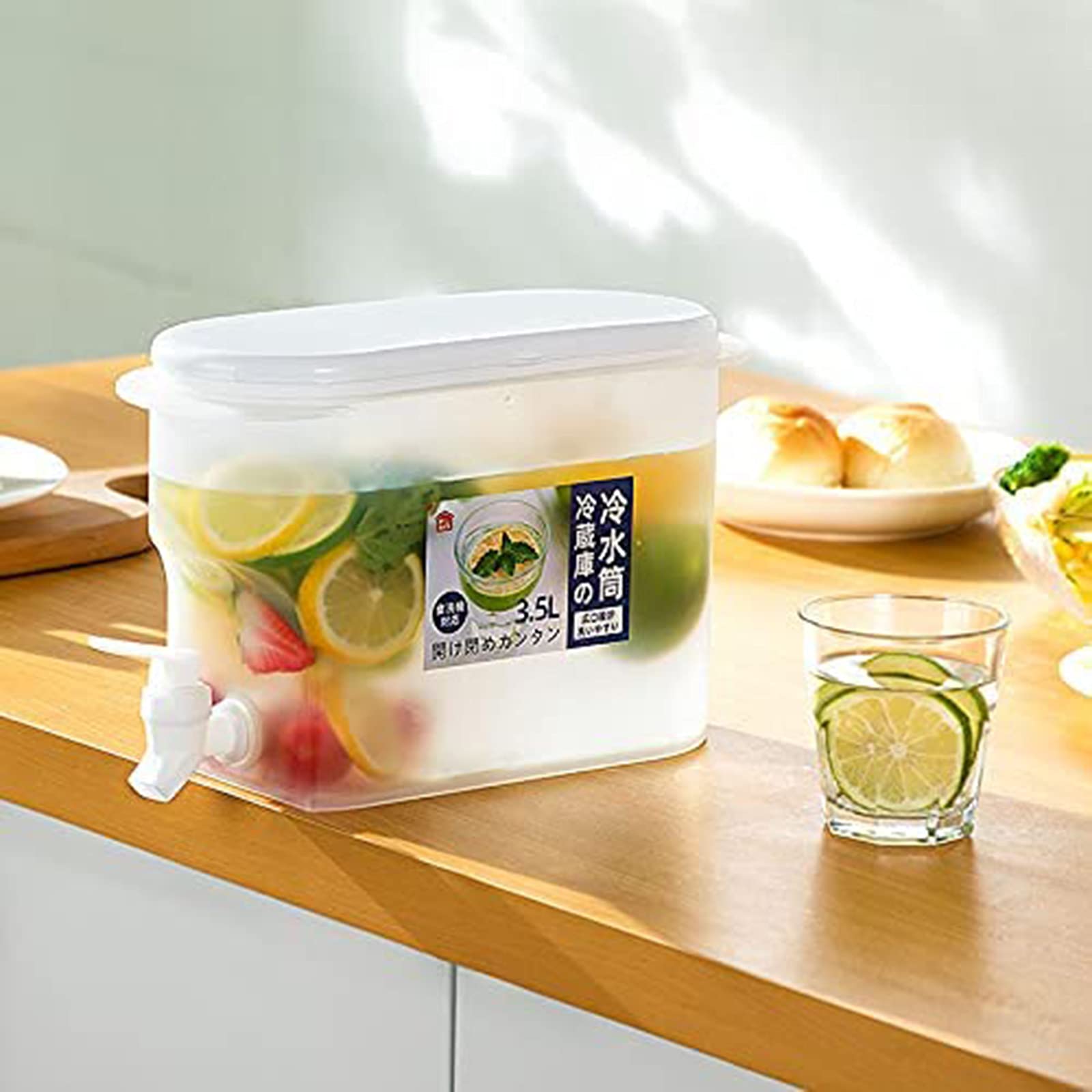 Distributeur de boissons avec robinet pour ne plus manquer d'eau fraîche au frigo