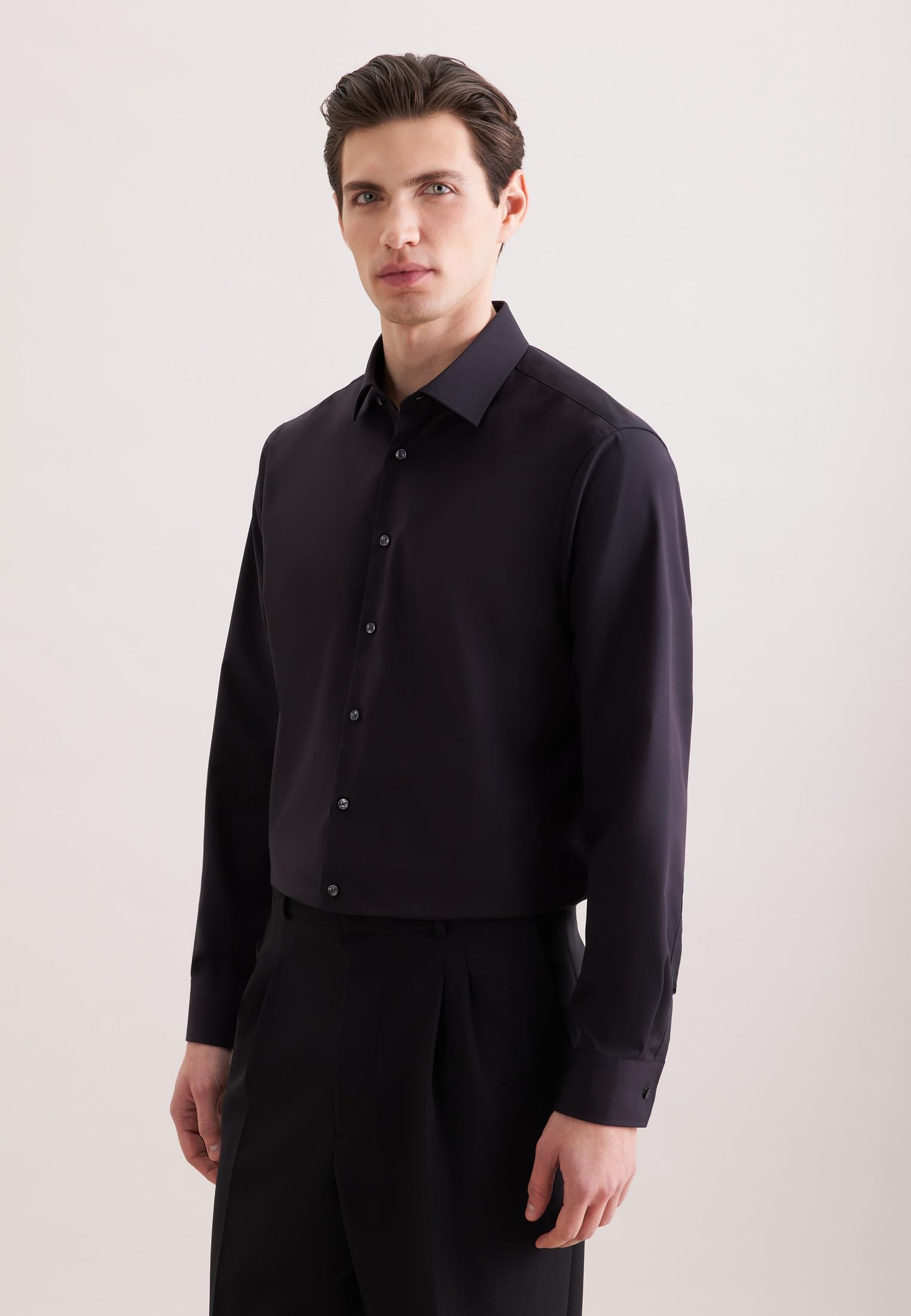 Seidensticker Herren Business Hemd Tailored Fit – Bügelfreies, schmales Hemd mit Kent-Kragen – Langarm – 100% Baumwolle, Medium (Herstellergröße: 39), Schwarz (Schwarz 84)
