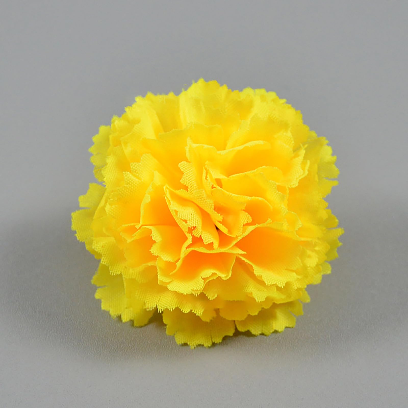 Candele accese Teschio con fiori di calendula e ghirlande Dia de los muertos giorno o giorno dei morti | Foto Premium