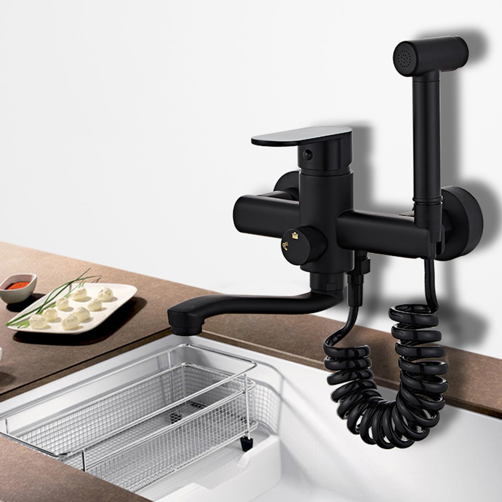 Czarny ścienny kran kuchenny z obrotowym pistoletem natryskowym o 360° podwójna funkcja ciepła i zimna woda 20 cm długość wylewki nowoczesny design dla łatwego użytkowania