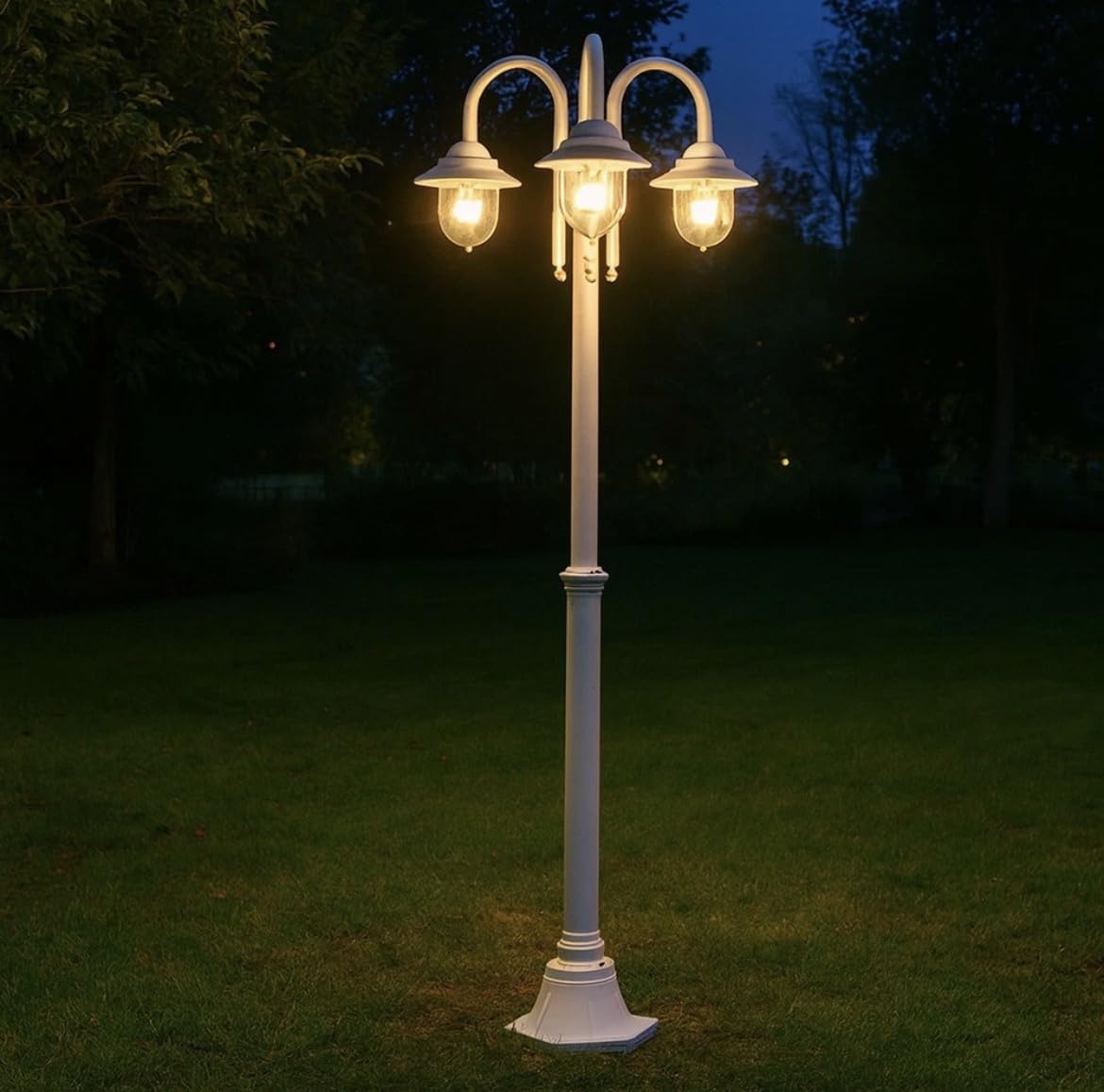 Partenopea Lampione da giardino classico a 3 luci con attacco E27, lanterna da esterno in alluminio IP54, ideale per vialetti, parchi, ingressi e strutture ricettive (Bianco)