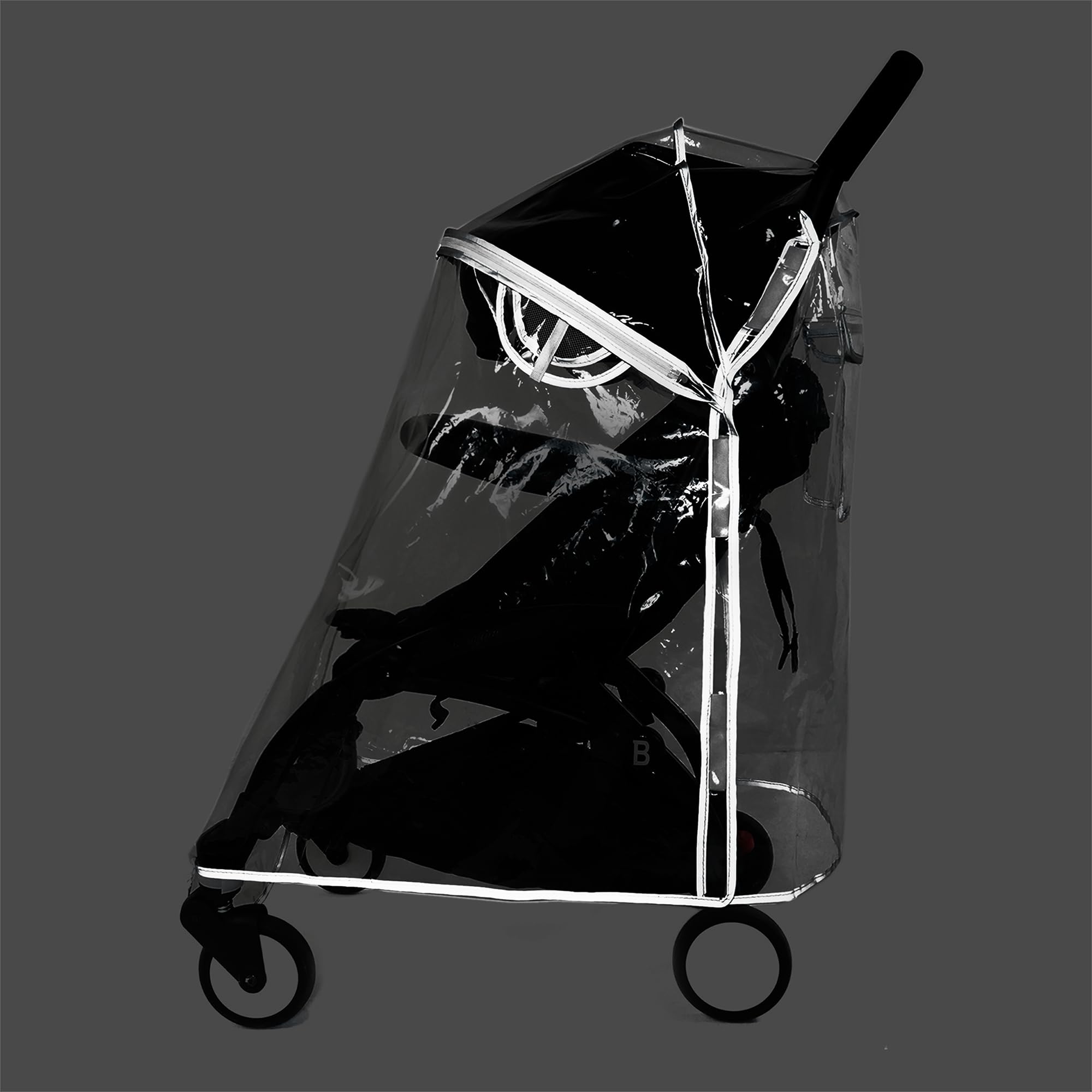Housse de pluie haut de gamme pour poussette bbzyoyo avec ouverture zippée étanche, côtés de sécurité réfléchissants et design entièrement couvert, idéale pour les voyages en ville.