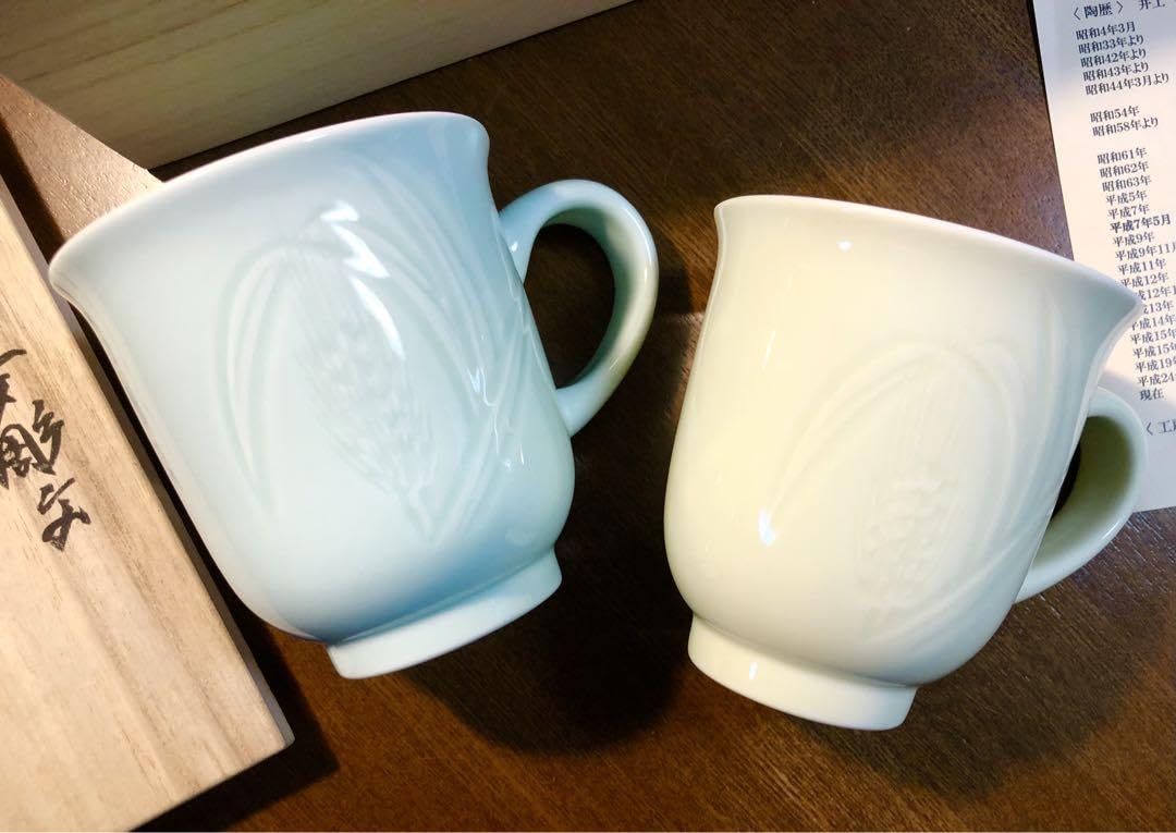 Amazon.co.jp: 井上萬二 人間国宝 麦彫文モーニングカップ 青白磁 黄釉  