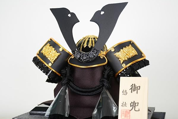 五月人形 6号兜 コンパクトアクリルケース飾り 兜ケース飾り 端午の節句 (黒金中鍬兜 金菖蒲) - 4