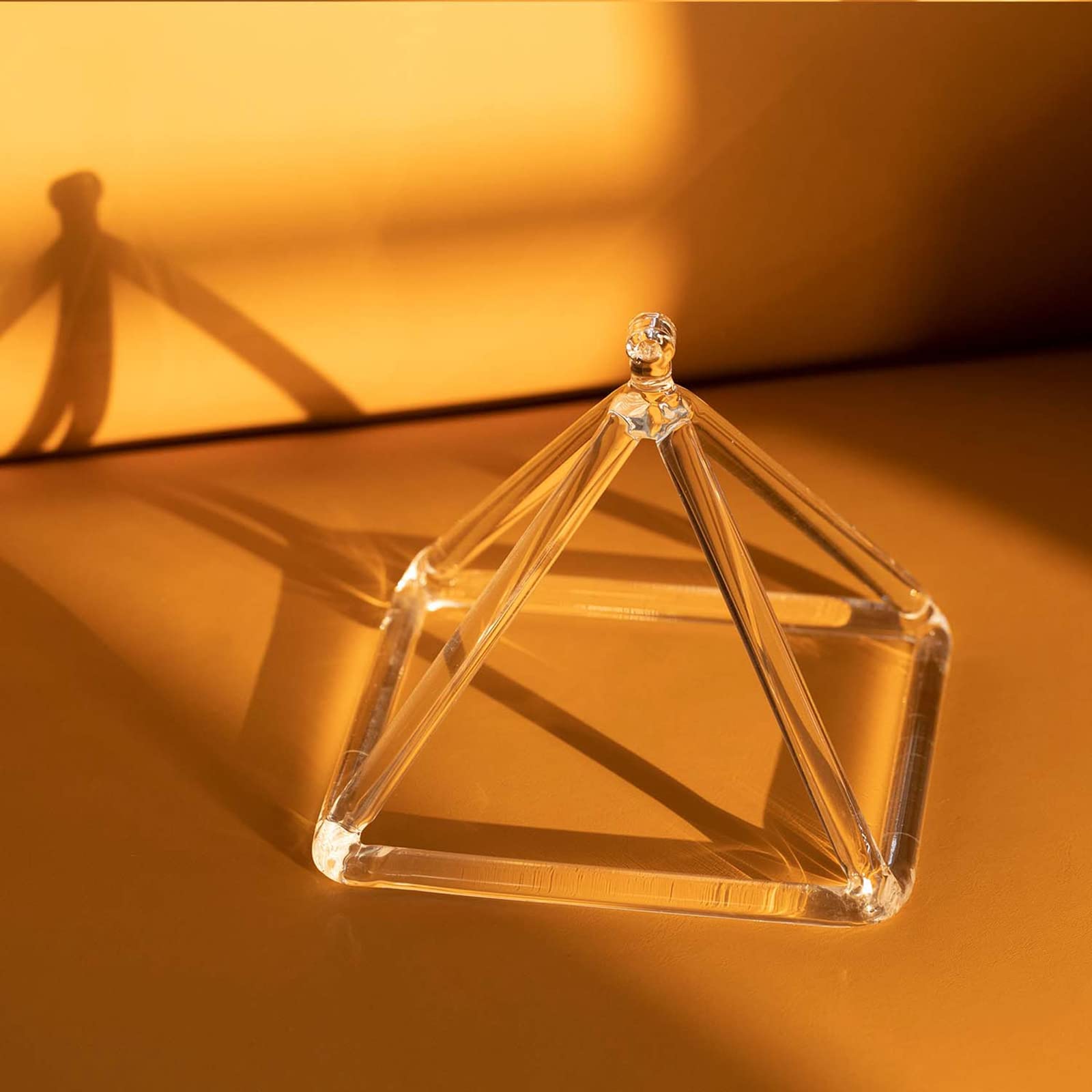 Hye-eun Crystal Singing Piramide in cristallo trasparente, 6 pollici, in quarzo trasparente, con asta sonora di cristallo e corda viola, per terapia acustica, meditazione e lavoro energetico