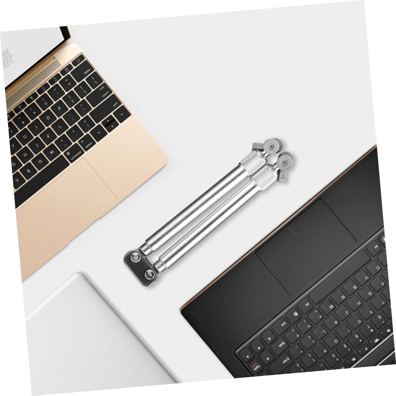 Supporto per Laptop Stabile Argento Struttura Triangolare Portatile senza Vibrazioni Regolabile in Lega di Alluminio e Fondo Traforato per Raffreddamento Durante la Digitazione