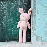 Waschbar und langlebig: leicht zu reinigen, eine kleine Menge Seife und Wasser verwenden, um Flecken zu entfernen und natürlich trocken zu machen.Diese süße Plüschpuppe wird nach dem Waschen nicht verblassen oder brechen.(Hinweis: Vermeiden Sie das Waschen von Maschinen)