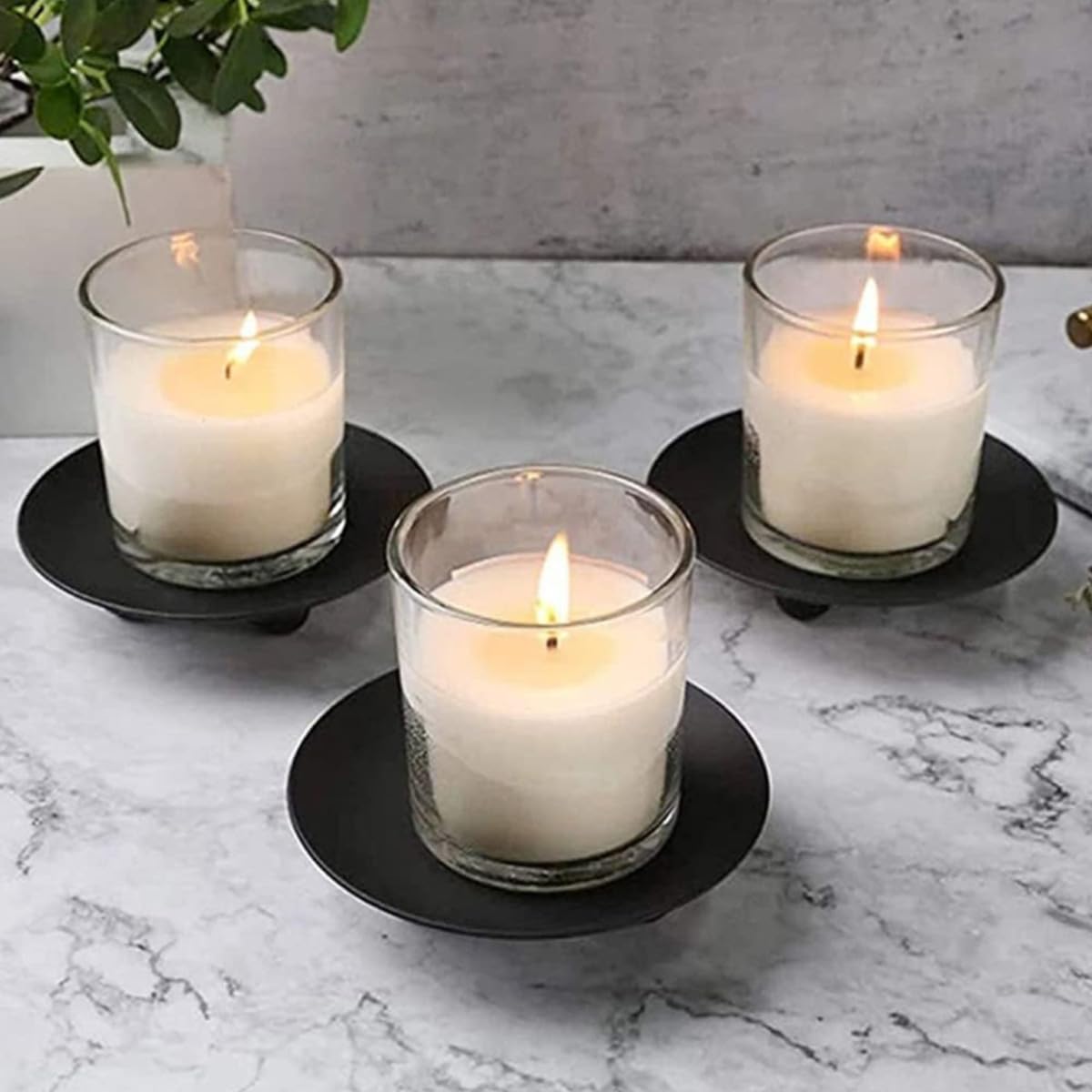 IJzeren kandelaar op voet L – Oud en Stoer Woonaccessoires
