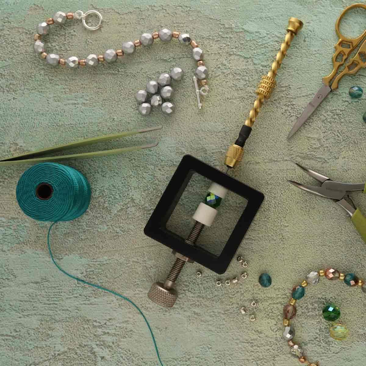 The Beadsmith Perlen-Bohrschraubstock – hält 3–2 mm Perlen – 5,1 cm quadratisch, inklusive Schraubstock zum sicheren Bohren von Präzisionslöchern in zarten Perlen, Mini-Drehwerkzeug zum Erstellen von
