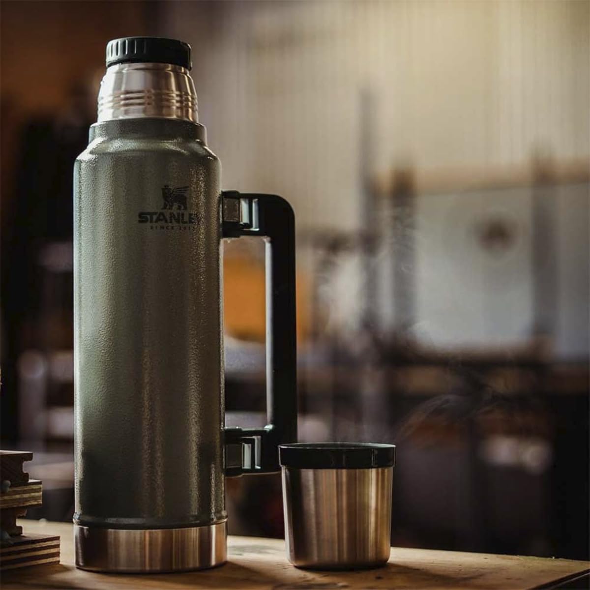 Stanley Classic Legendary Thermos 1.4L - Mantiene La Temperatura 40 Ore (Caldo/Freddo) - Borraccia Termica - Senza BPA - Acciaio Inox - Termos - Hammertone Green | Mantiene il caldo o il freddo per 40 ore, a prova di perdite, lavabile in lavastoviglie, bo