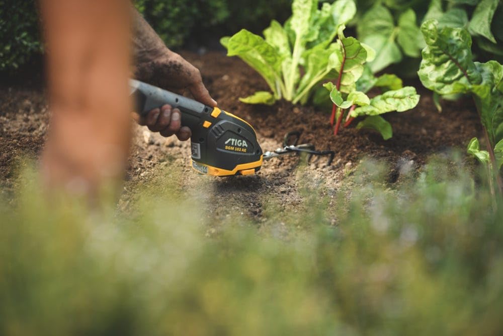 STIGA SGM 102 AE - Akku-Multitool mit 10,8 V Akku - 11 cm Grasschere & 18 cm Strauchschere - 2,5 Ah Akku & Ladegerät - Ergonomischer Drehgriff - Inklusive Transporttasche
