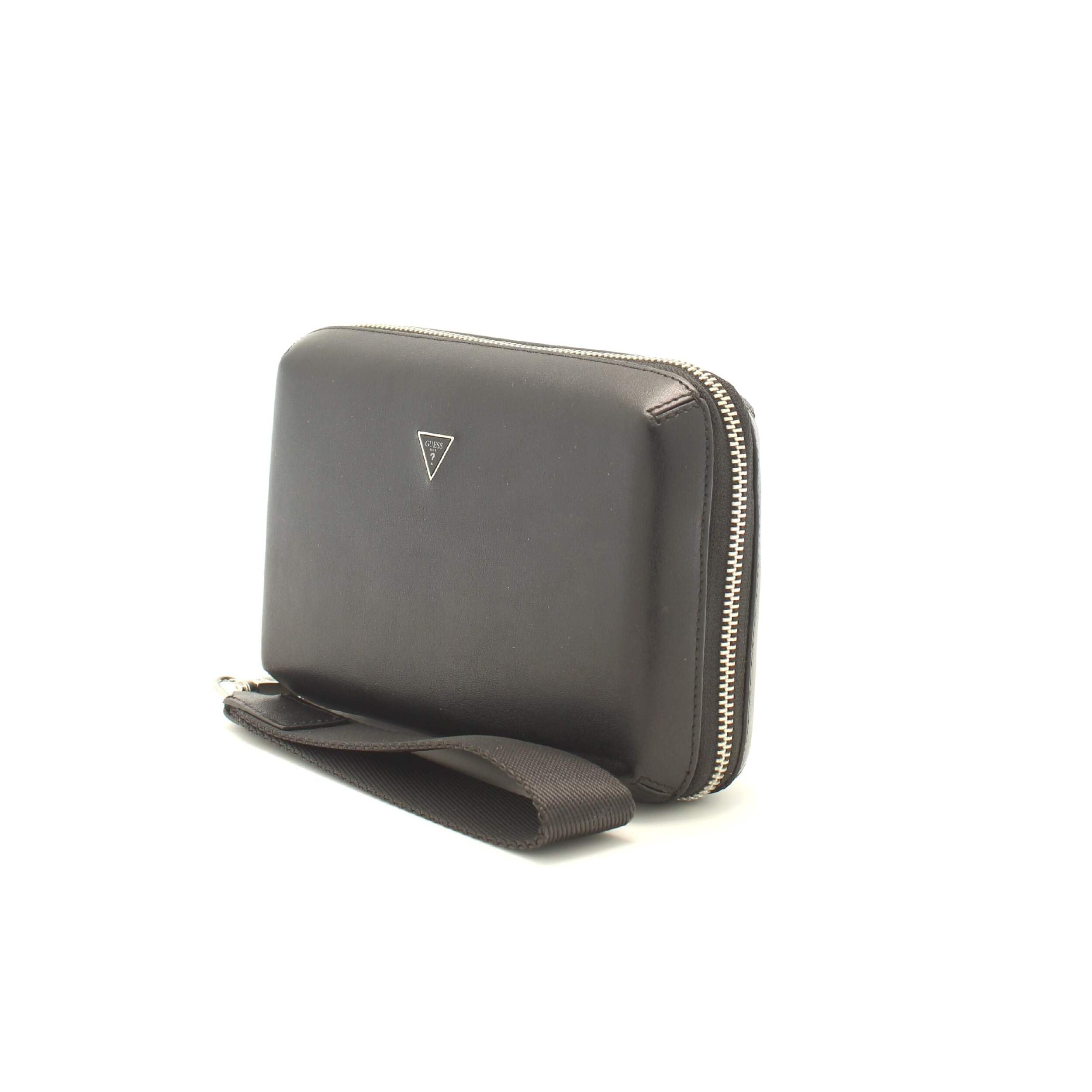 Guess El bolso de mano Guess de piel sintética para hombre es elegante y práctico. Con cierre de cremallera, garantiza seguridad para tus objetos personales, mientras que la correa de muñeca ofrece