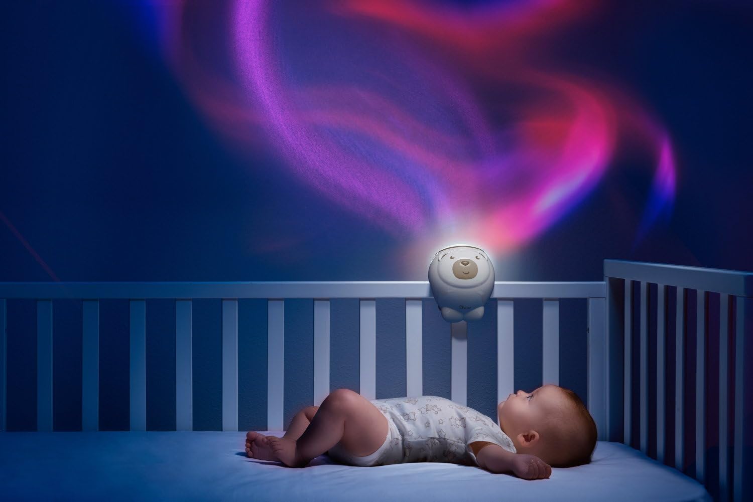 Chicco Projecteur Ours Polaire 2en1, Veilleuse bébé Pour berceaux, lits d'enfant et chevets Next2Me, projection d'une aurore boréale, 30 minutes de musique classique, sons de la nature, 0 mois et plus