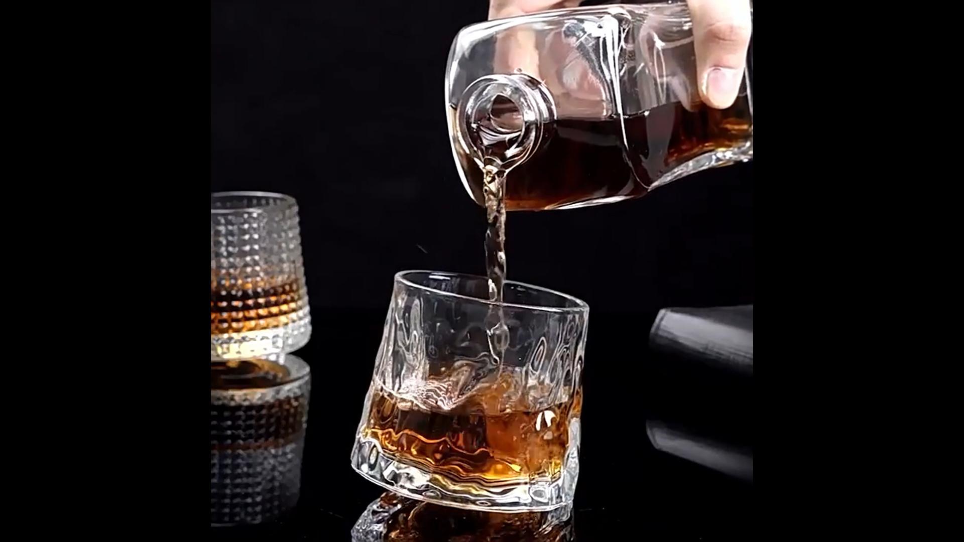 Bicchiere da whisky girevole, elegante bourbon, bicchieri da whisky trasparenti, articoli da bar senza stelo, bicchiere da cocktail girevole, regalo per lo sposo, bicchieri girevoli, - Italia