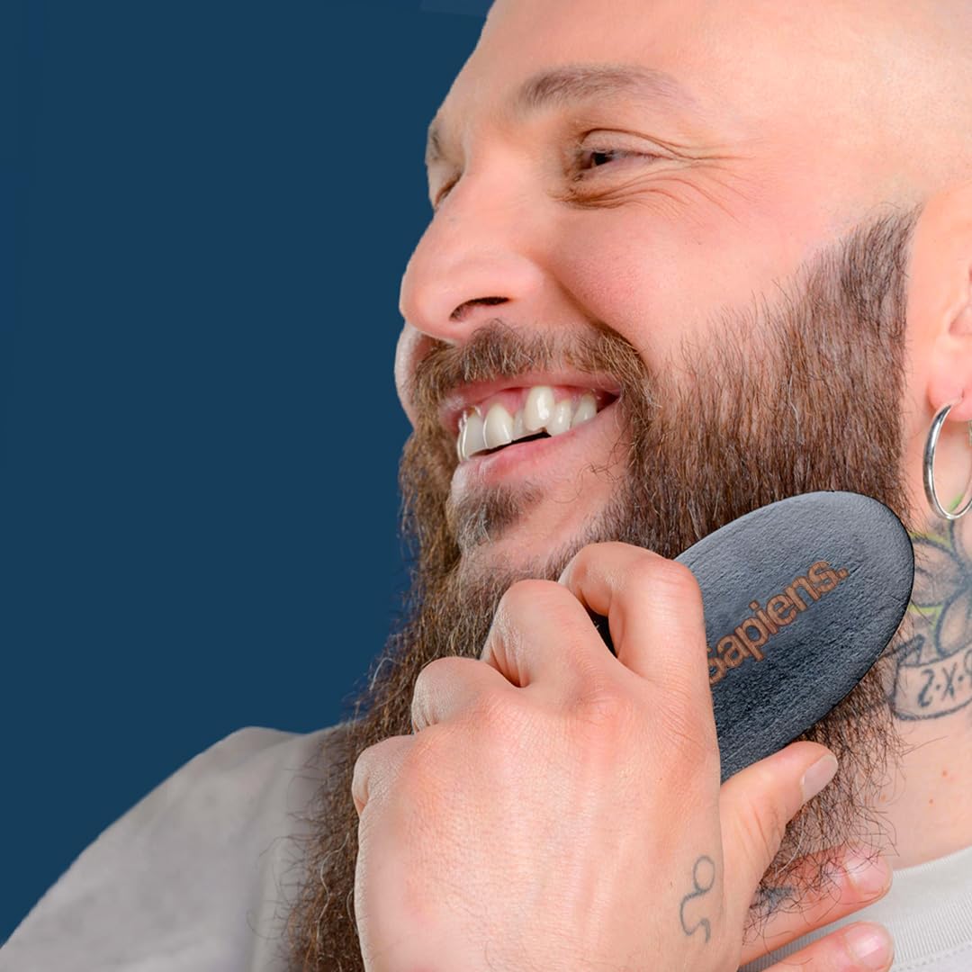 Sapiens Spazzola Barba Uomo - Spazzola per Barba Uomo in Setole di Cinghiale - Ideale per Pettinare, Disciplinare Barba e Baffi e Applicare l'Olio Barba - Beard Brush
