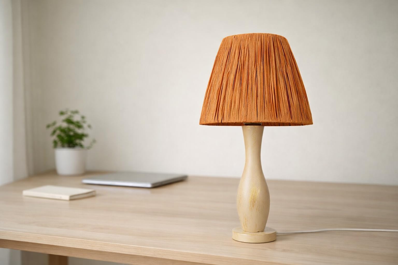 Aurelio Handmade Şapkalı Masa Lambası – Doğal Ahşap Gövde, Pliseli Kumaş Şapka, 47 cm Toplam Yükseklik, 25 cm Şapka Çapı, E27 Uyumlu Dekoratif Abajur