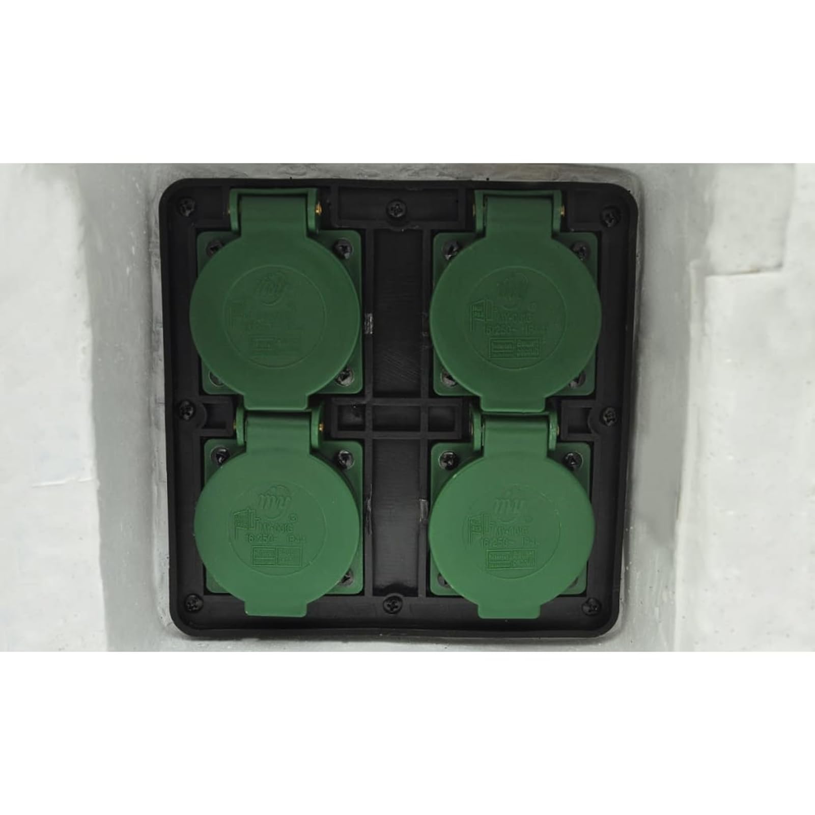 Fasba Enchufe Inteligente con 4 Tomas de Tierra para jardín - IP44, 3680W, 16A, 220-240V, Resina Modelo FCLRZJ-40589ES