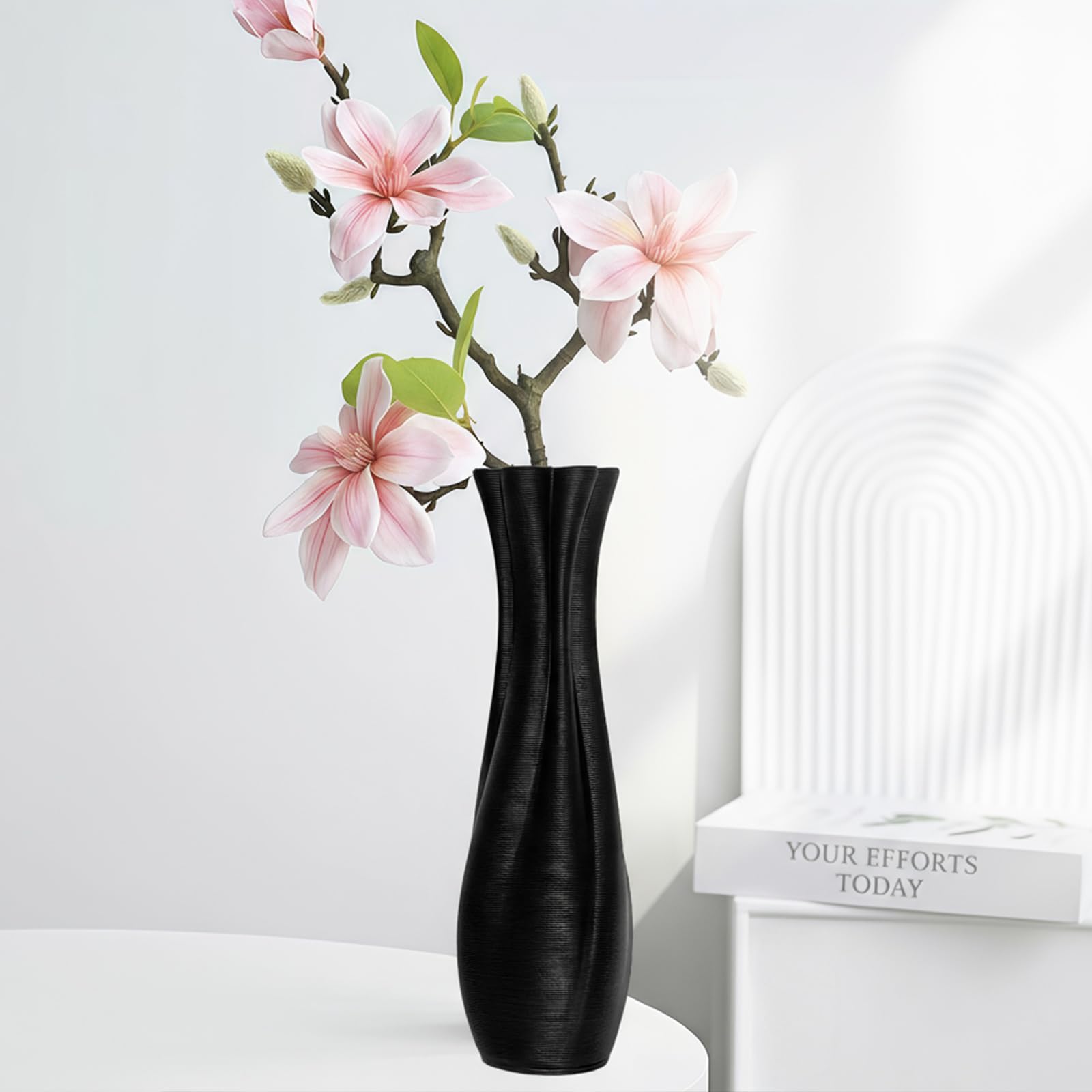 Vase en céramique noire pour rompre la monotonie d'une table basse vide