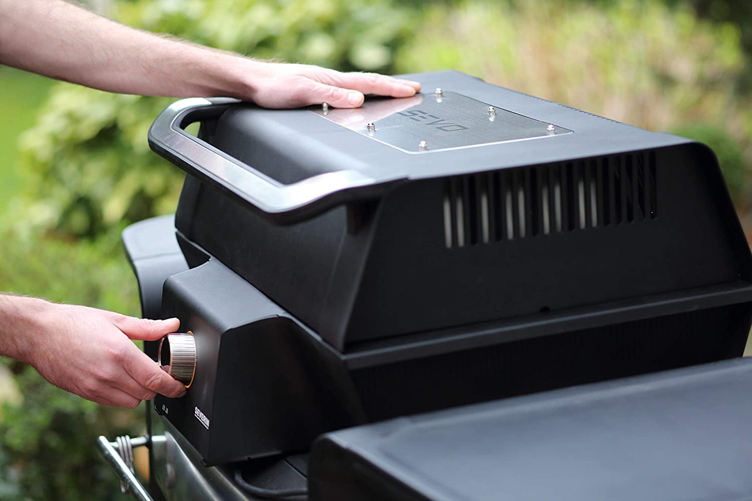 SEVERIN SEVO GT Elektrogrill mit Deckel, elektrischer Tischgrill mit schnellem Grillstart in 10 min bis 500 °C, Balkon Grill mit OLED-Display, für innen und außen, 3.000 W, Edelstahl/Schwarz, PG 8106