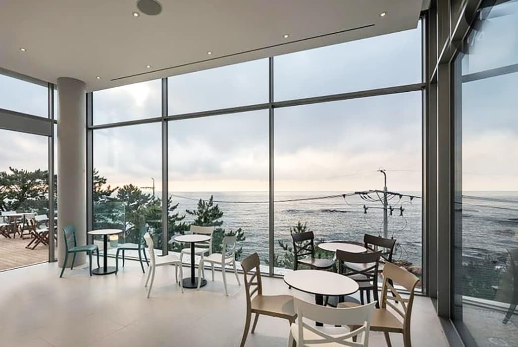 PAPATYA XSera-S 1er-Set Designer- Kunststoffstuhl, 200 kg belastbar, Leichter stapelbar Gartenstuhl, wetterfester Balkonstuhl, Terrassenstuhl, Hotelstühle, Restaurantstühle, Stapelstuhl (Dunkelblau)