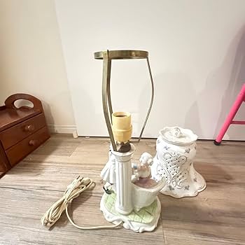 ★sale【美品】西洋貴族の陶器製　電気スタンド　ランプ　白地 Amazon.co.jp : インテリア テーブルランプ 卓上ランプ 電気