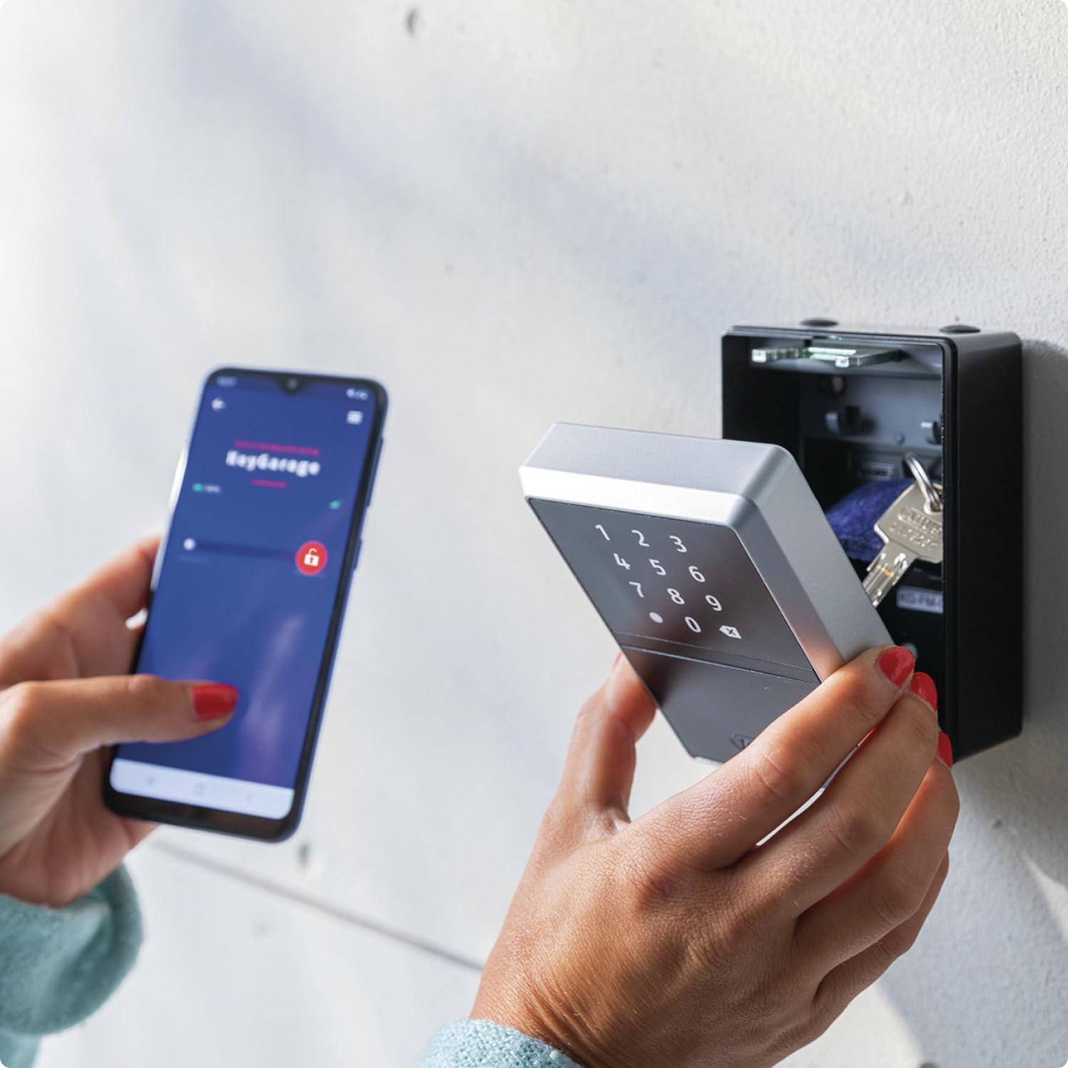 ABUS Sejf na klucze Smart KeyGarage™ – mo?na obs?ugiwa? za pomoc? aplikacji ze smartfonem lub kodem numerycznym – sejf na 20 kluczy – z uchwytem, czarny