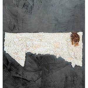 Original tapiz en tonos blancos y beige. Tejido totalmente a mano sólo con fibras naturales y nobles.