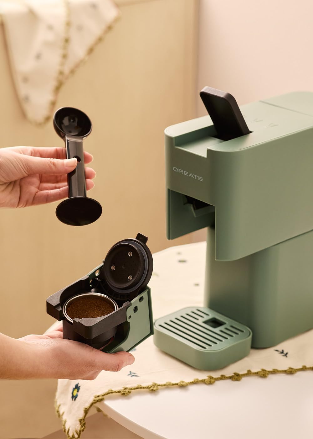 CREATE / THERA STUDIO/Caffettiera multicapsula espresso e caffè macinato verde sage/pannello di controllo touch, 19bar, programmabile, 3 adattatori intercambiabili, sistema antivibrazione, 1450 W