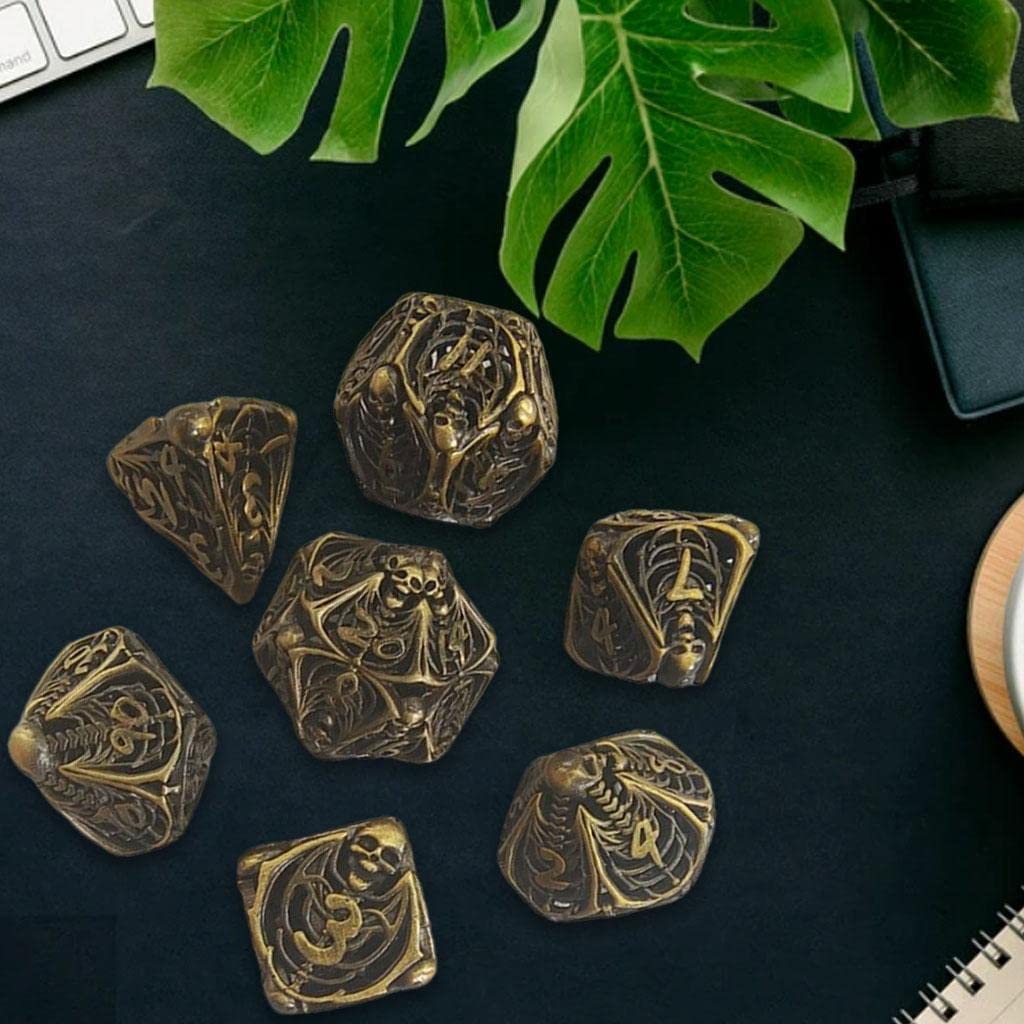 7 Stück Metall Polyeder Würfel Set Hohles Würfelset Steampunk Kupfer Rollenwürfel Zahlenwürfel mit Ornamentierten Ziffern Und Präziser Balance für, C