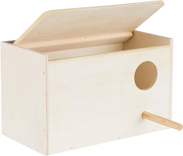 Vue rapprochée de la construction en bois du nichoir Trixie, mettant en évidence le perchoir et le couvercle articulé.