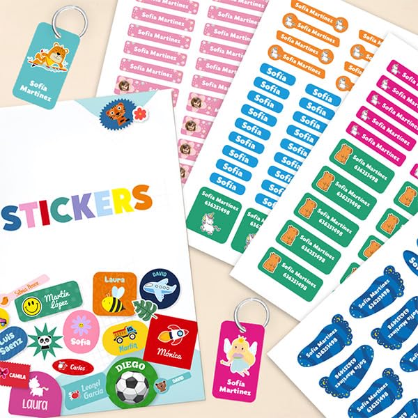 Transparent Gift Pack 110 Etiquetas Adhesivas Infantiles Personalizadas para Ropa y Objetos + 2 Identificadores de Metacrilato de Regalo. Etiquetas para Objetos y Textiles. Niños y Niñas