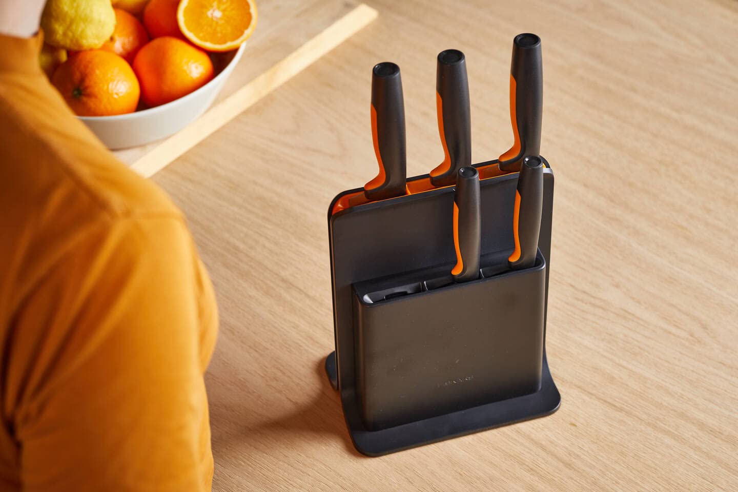 Fiskars Ceppo per Coltelli di Design con 5 Coltelli, Functional Form, Incl. Spelucchino, Coltello per Pomodoro, Coltello Santoku, Coltello da Cucina e per Pane, Plastica, Nero, 1057554