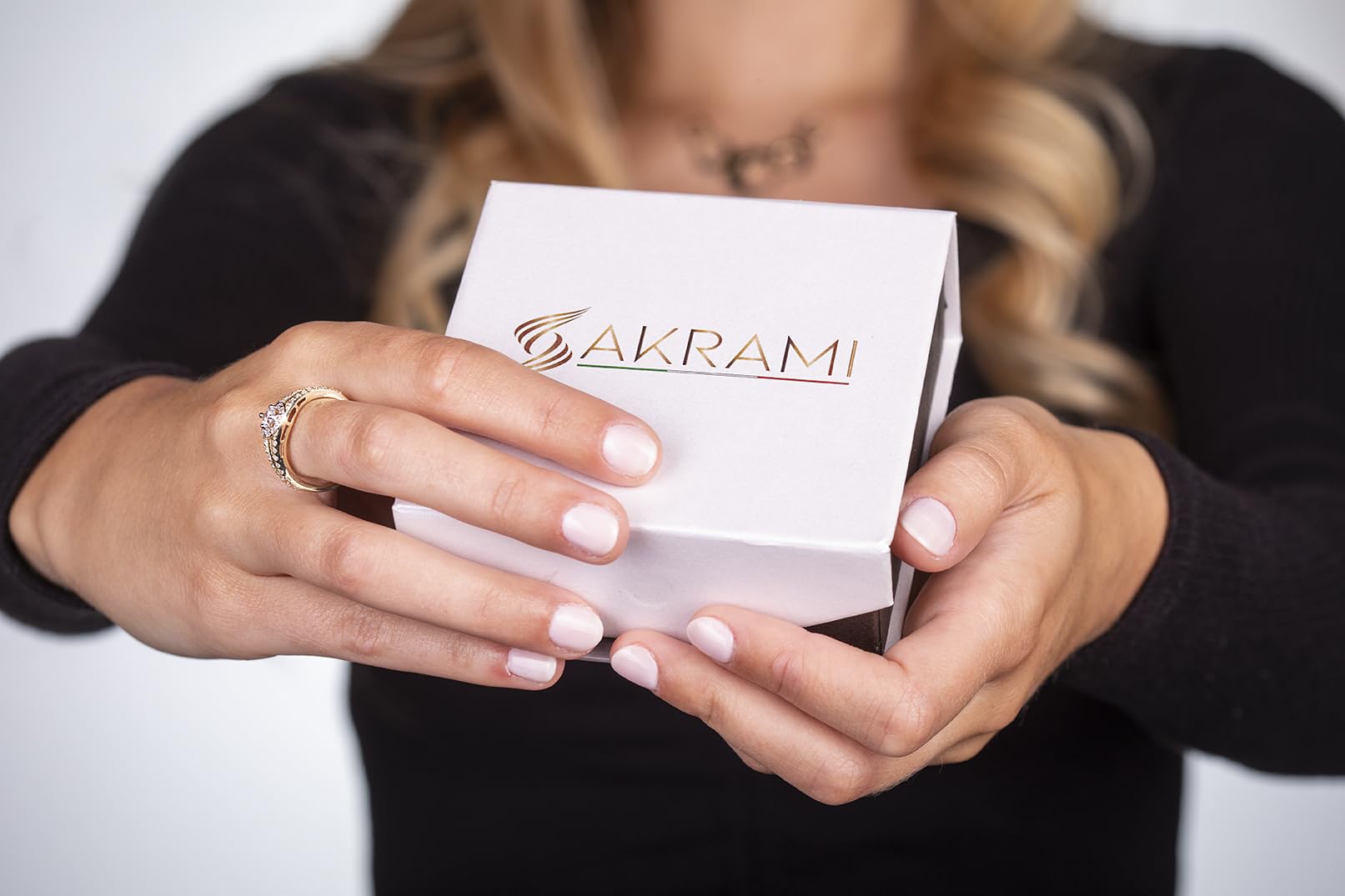 Sakrami Bracciale Donna Cotton con Infinito e Cuore Cordoncino Nero.Idea regalo per Compleanno, Fidanzamento, Anniversario, Cresima, San Valentino, Comunione, Laurea, Natale + Confezione regalo