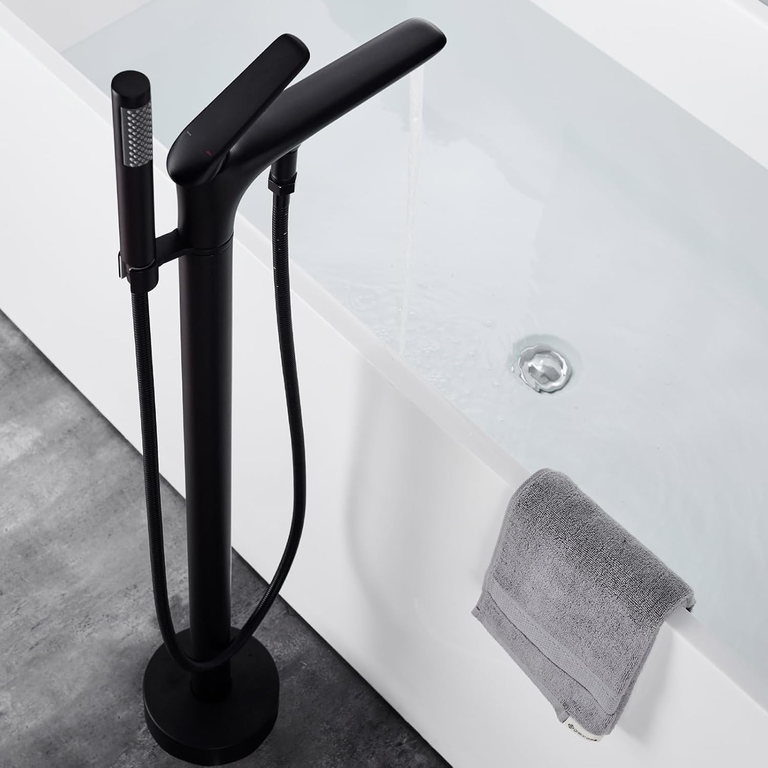 Robinet de sol pour baignoire autoportante solution monotrou noire avec flexible douche