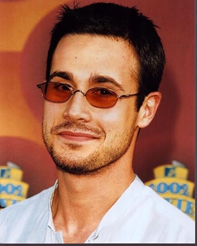 Posterazzi Freddie Prinze Jr. Con Top Blanco Y Gafas De Sol Foto Print (8 x 10) - Referencia # MVM04673