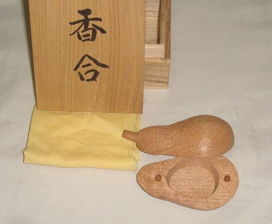 Amazon.co.jp: 茶道具 天然木製木地香合 伝統工芸品 一位一刀彫