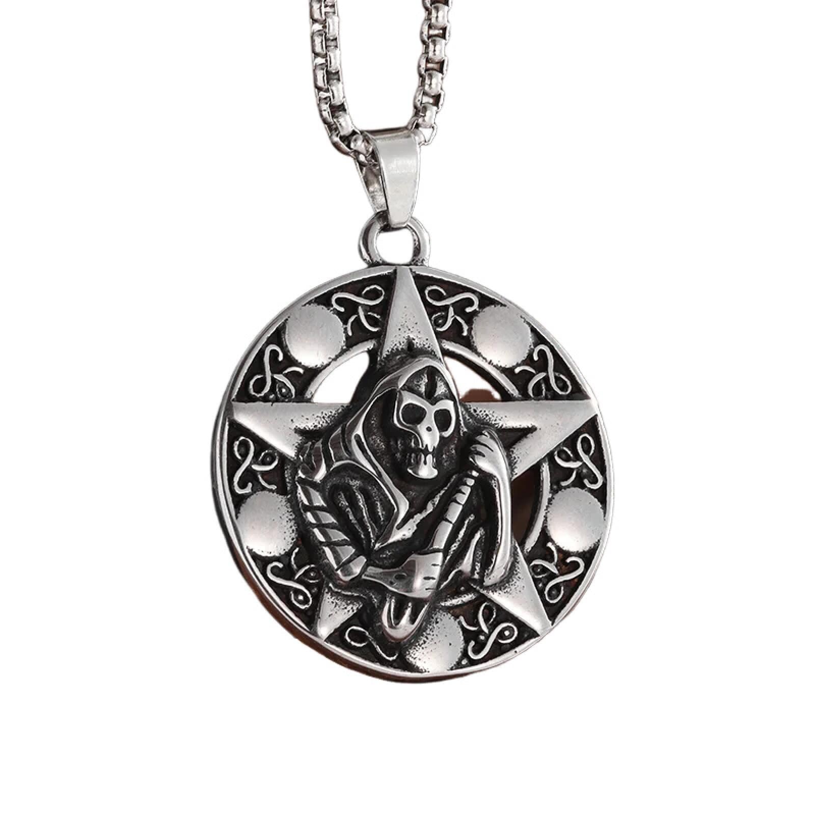 Collier pentagramme gothique à offrir avec son pendentif crâne