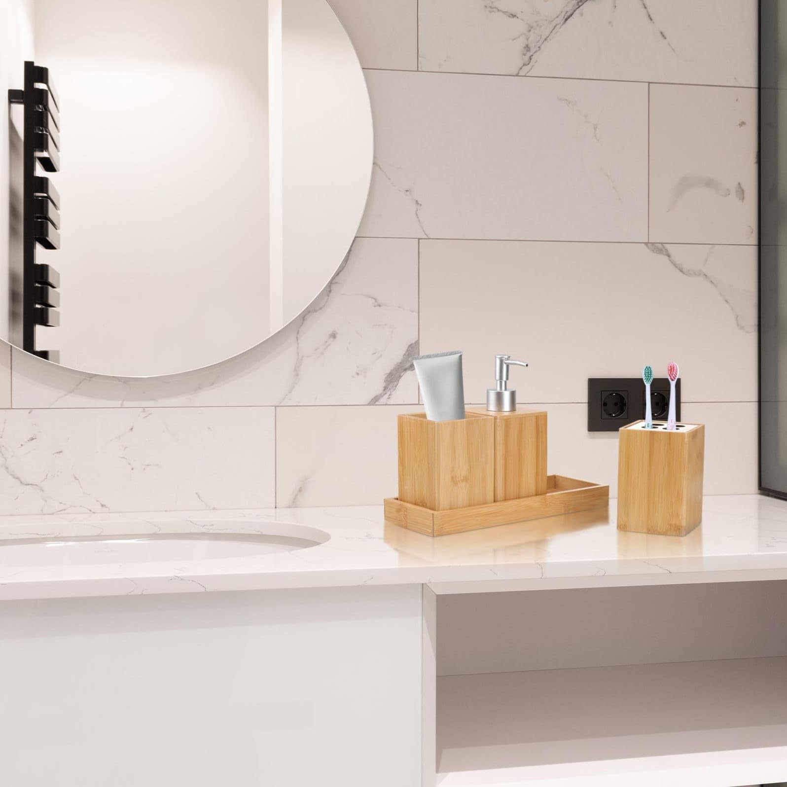 Set Accessori Bagno in Bambù 4 Pezzi in Ceramica e Legno | Portaspazzolino, Portasapone e Barattolo Cotone, Finitura Marrone e Argento, Stile Moderno per Lavabo
