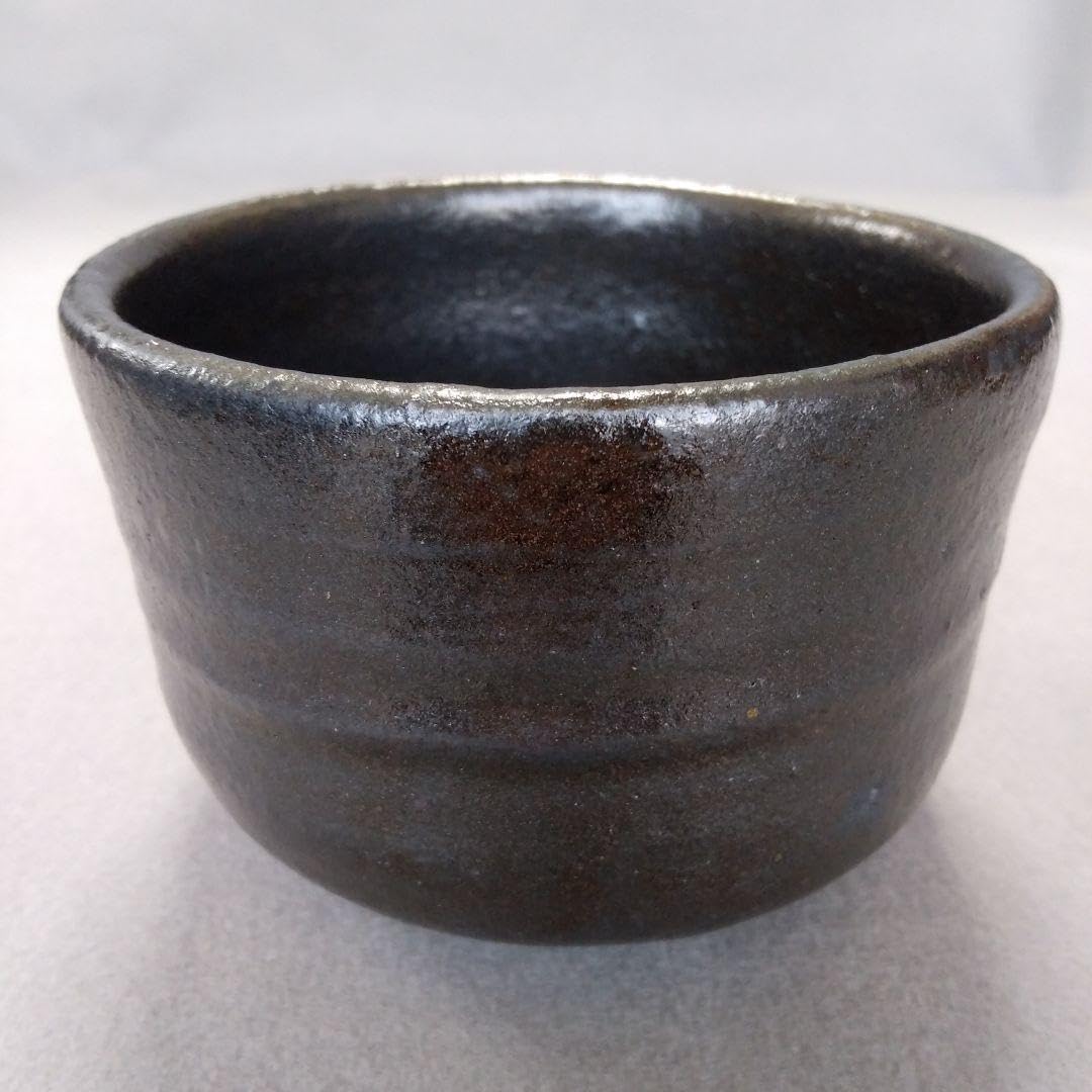 唐津焼　西岡小十　氏作　黒唐津茶碗　共箱・共布つき Amazon.co.jp: 唐津焼 西岡小十 氏作 黒唐津茶碗 共箱共布つき