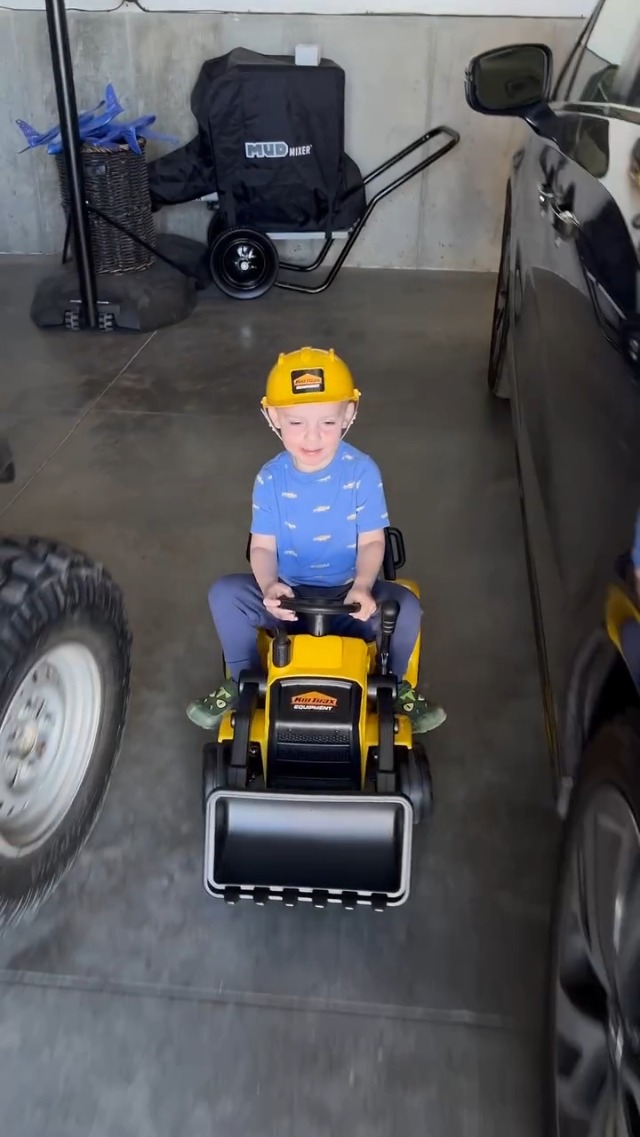 Amazon.com: Kid Trax 6V CAT Frontloader Ride-On Toy for Kids, Ages