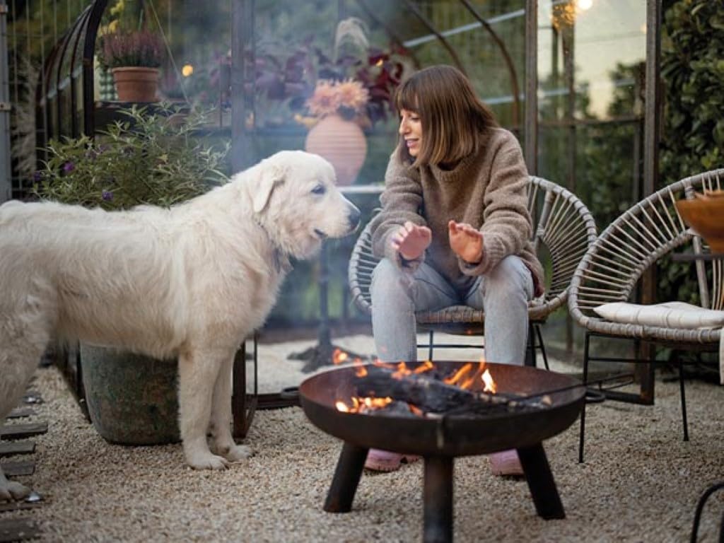 Perel Runde Feuerschale mit 3 stabilen Beinen, Gusseisen-Feuerstelle Ø75 cm, Höhe 37 cm, Schwarze Gartenfeuerstelle für Terrasse oder Balkon, ideal für Holz oder Holzkohle