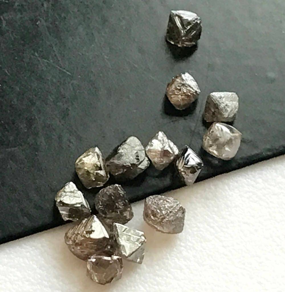 Cristallo di diamante grezzo marrone per donna, diamante grezzo naturale, diamante non tagliato, cristallo di diamante sciolto, ottaedro di diamante (1-5 pezzi), 3-4 mm, 1 pezzo