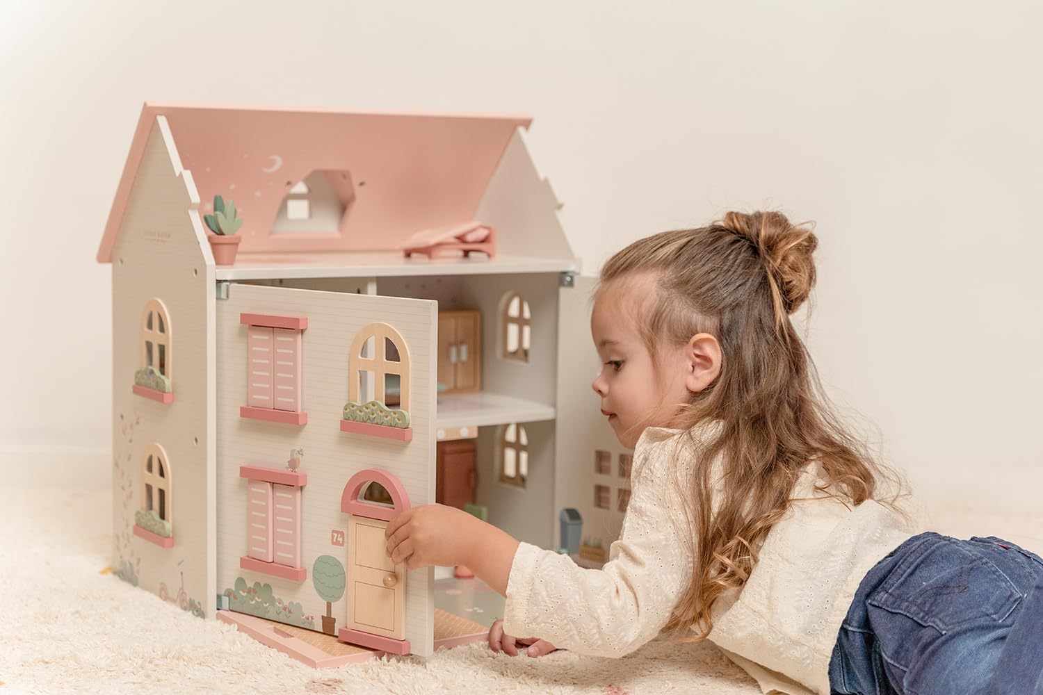 Little Dutch Casa de muñecas grande de madera desplegable con muchos accesorios, figuras de juego y muebles, color blanco y rosa