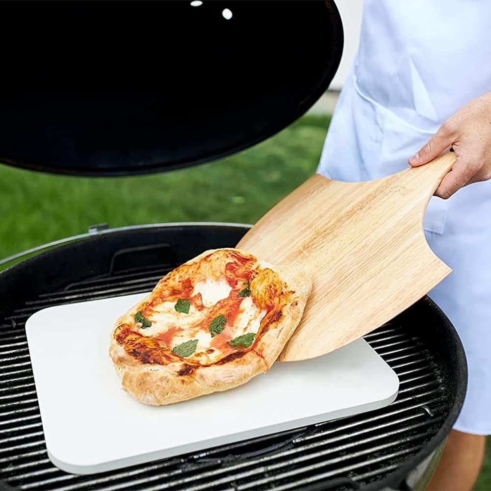 Okrągła deska do pizzy z tacą do pieczenia pizzy jedna ręka kamienna deska do krojenia pizzy ciasto do pizzy zagęszczony paragraf