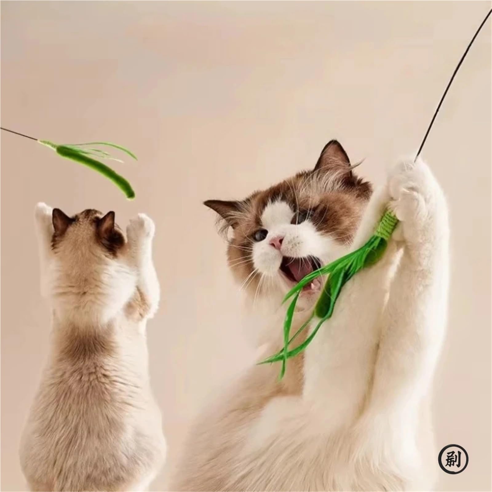 Juegos para Gatos Juguete Interactivo for Gatos con Cola de Hierba, Plumas y Salvia. Palo Largo for Jugar con Gatitos. Resistente a mordiscos y con Sonido.(Green)