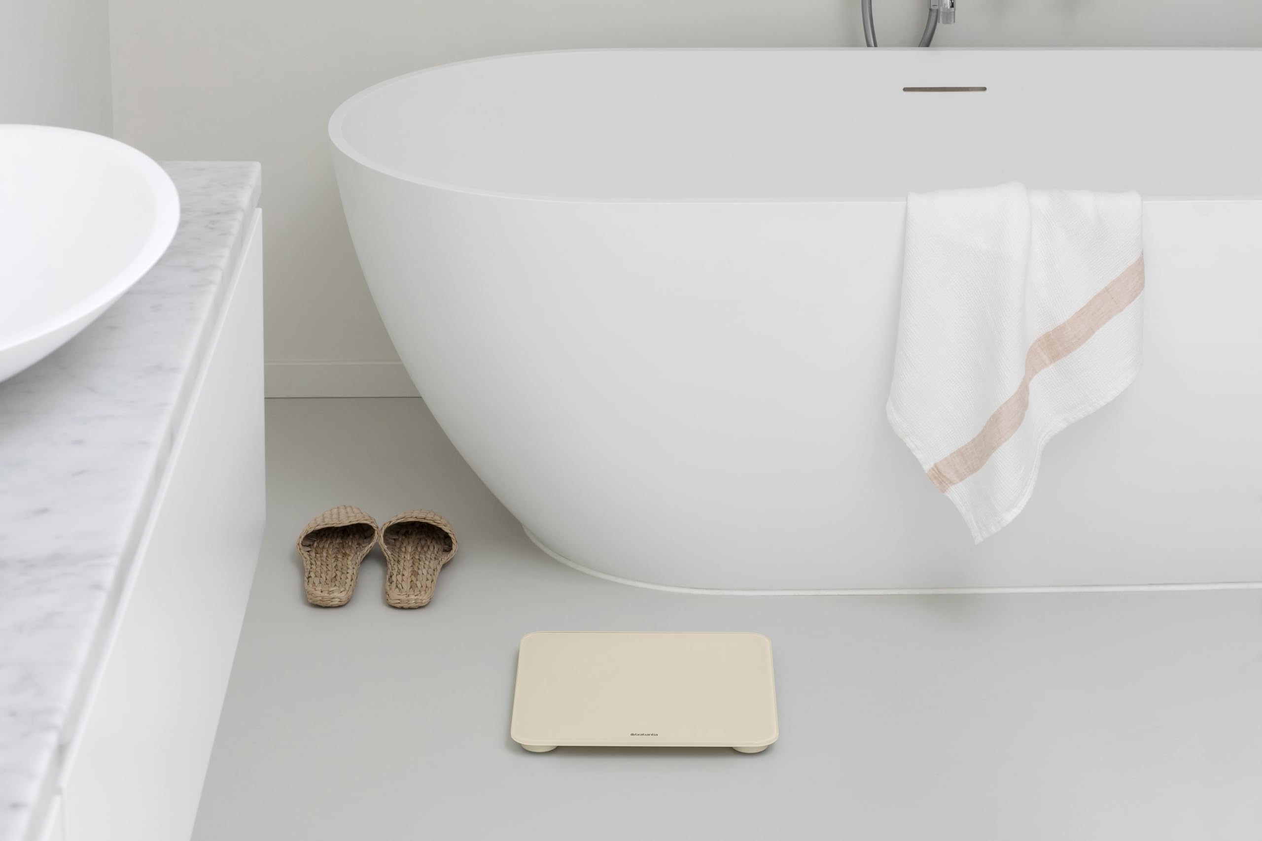 Brabantia - ReNew Bilancia Pesapersone Digitale - Bilancia con Piano in Vetro Portata 180 kg - Piedini Morbidi Antiscivolo - 4x Batterie AAA Incluse - Soft Beige - 30 x 30 cm